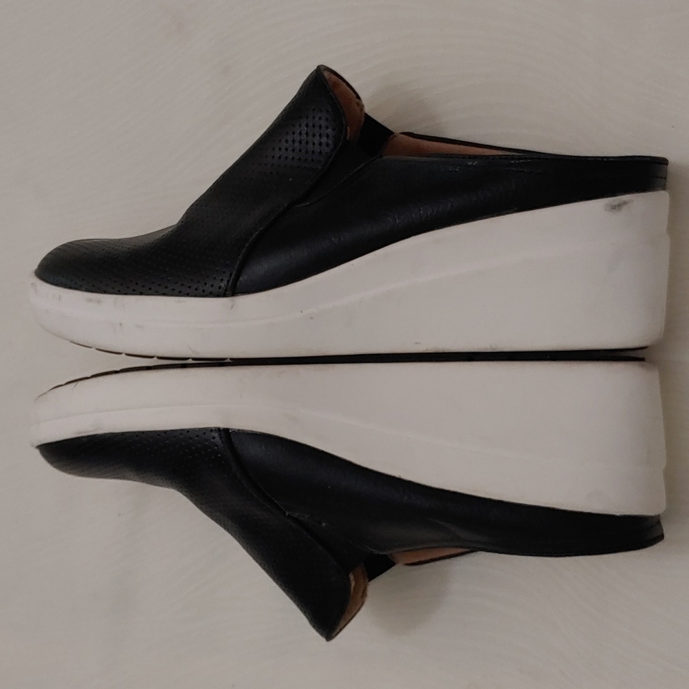Naturalizer Women's Size 7.5 Clog with 2 inch heel - Picture 5 of 7